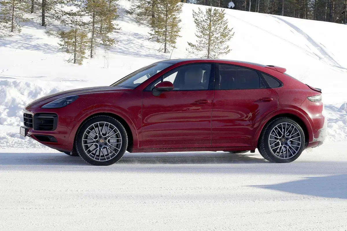 Porsche Cayenne Coupé GTS: avvistato sulla neve [Foto spia] (20)