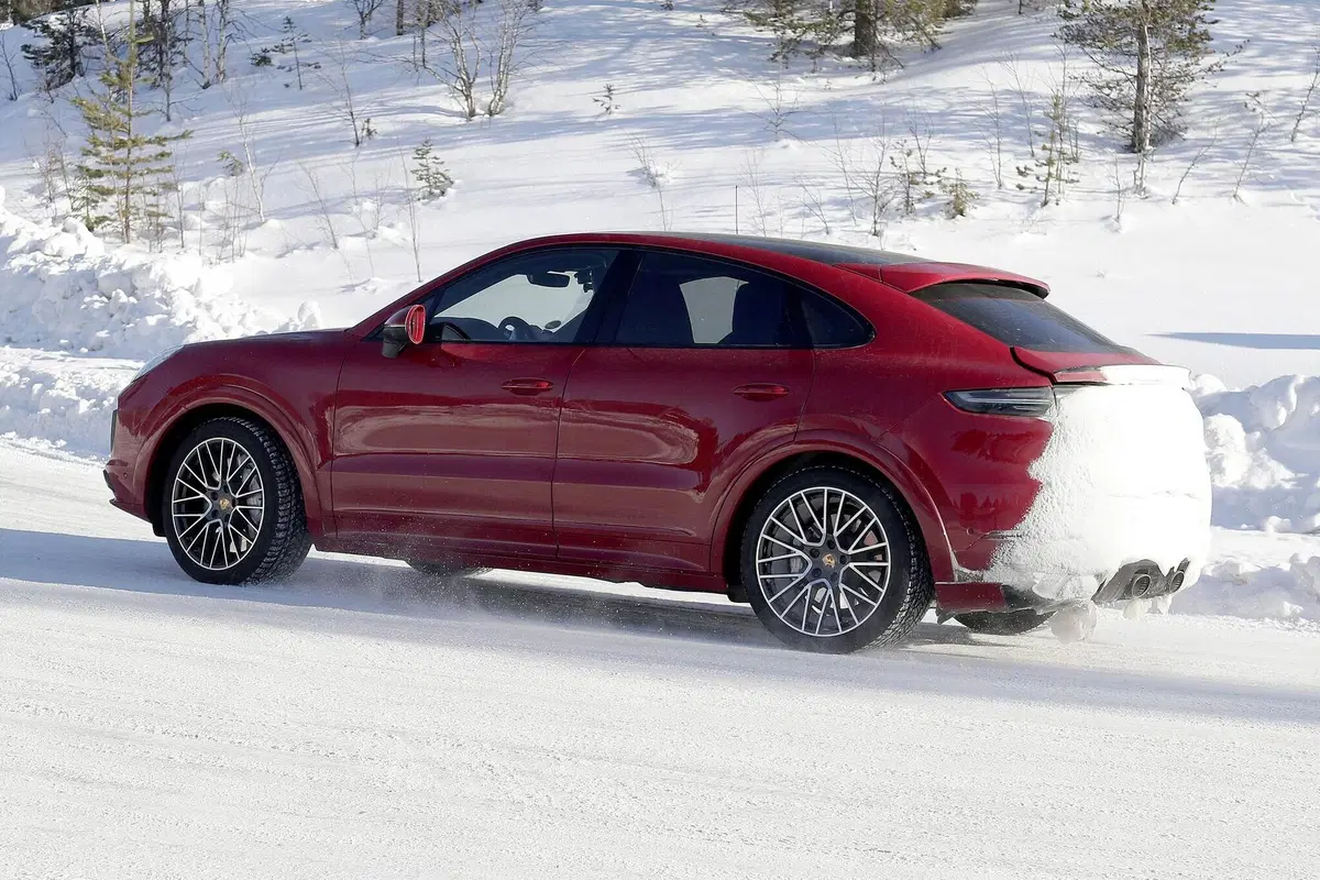 Porsche Cayenne Coupé GTS: avvistato sulla neve [Foto spia] (22)
