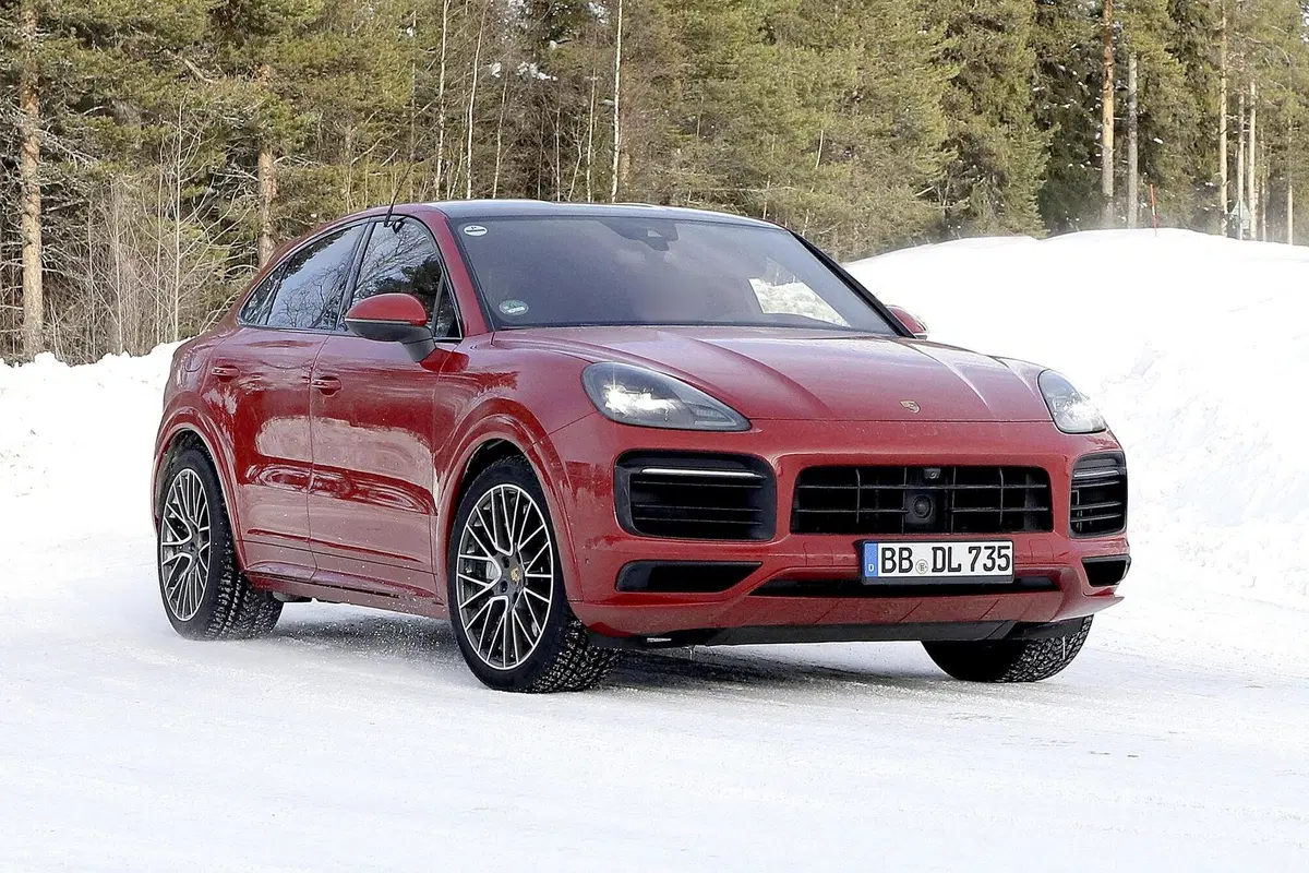 Porsche Cayenne Coupé GTS: avvistato sulla neve [Foto spia] (3)