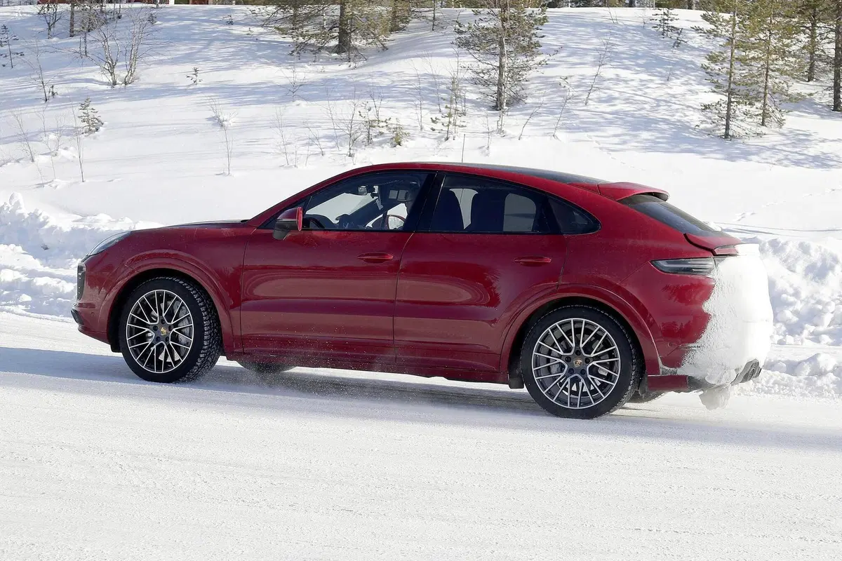Porsche Cayenne Coupé GTS: avvistato sulla neve [Foto spia] (23)