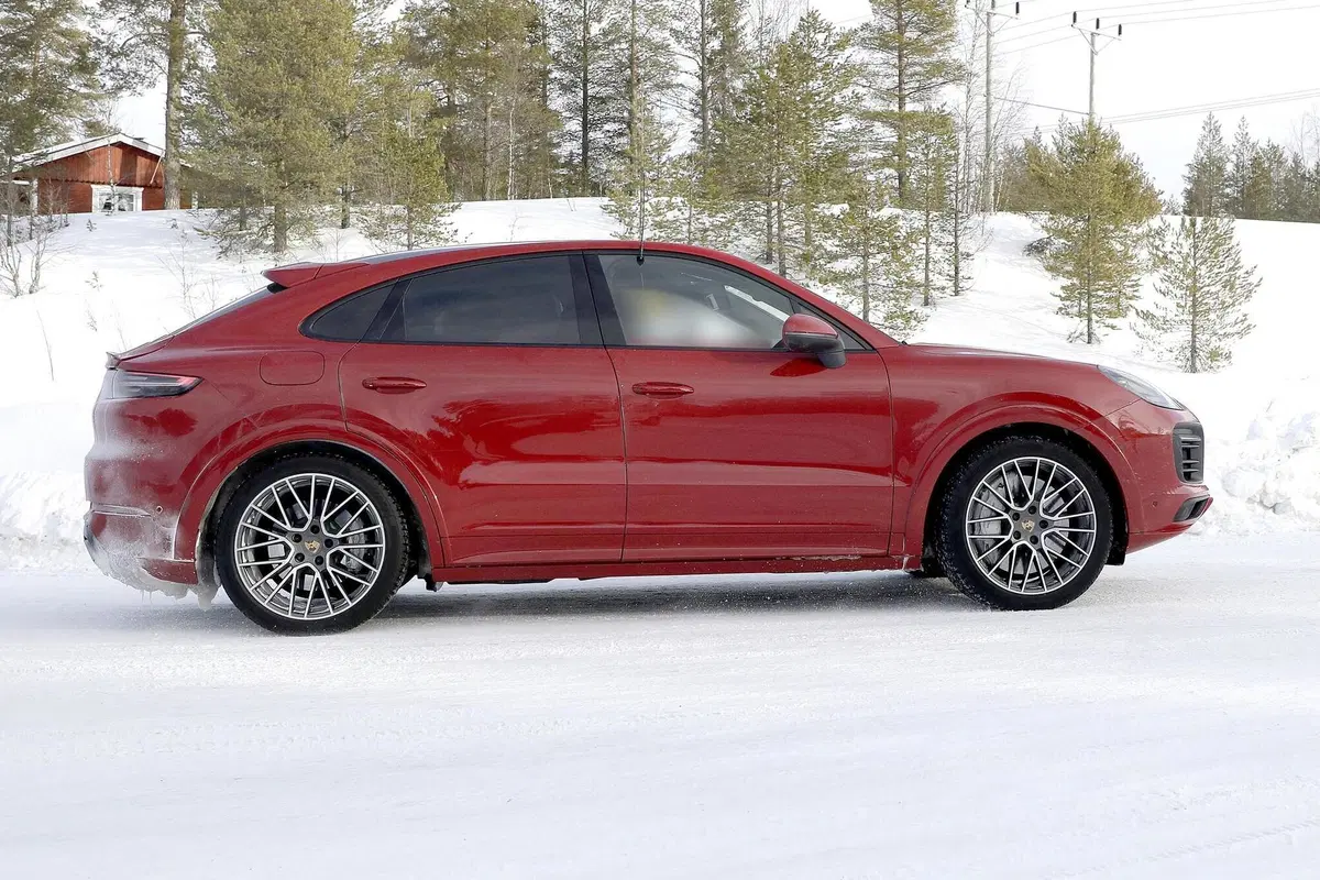 Porsche Cayenne Coupé GTS: avvistato sulla neve [Foto spia] (7)