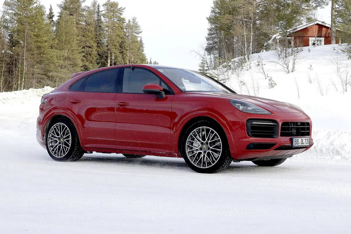 Porsche Cayenne Coupé GTS: avvistato sulla neve [Foto spia] (5)