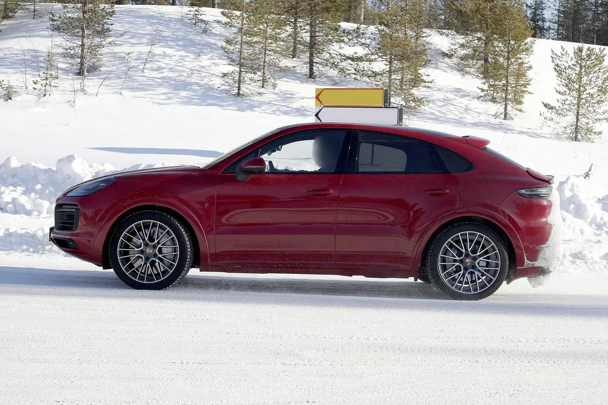 Porsche Cayenne Coupé GTS: avvistato sulla neve [Foto spia] (21)