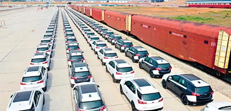 Un carico di Chevrolet Explorer costruiti a Wuhan da SAIC-GM in attesa di partire per l'Uzbekistan