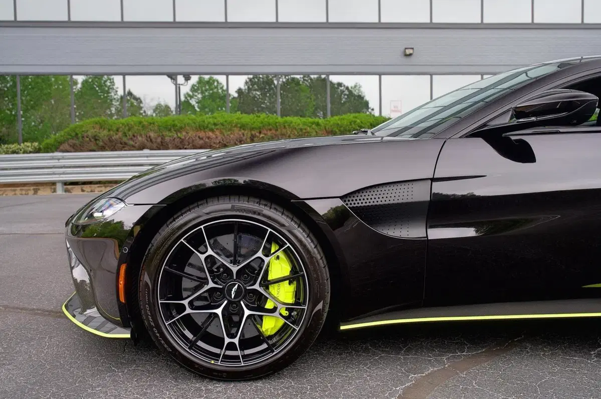 La prima Aston Martin Vantage AMR Manuale consegnata negli Stati Uniti (3)