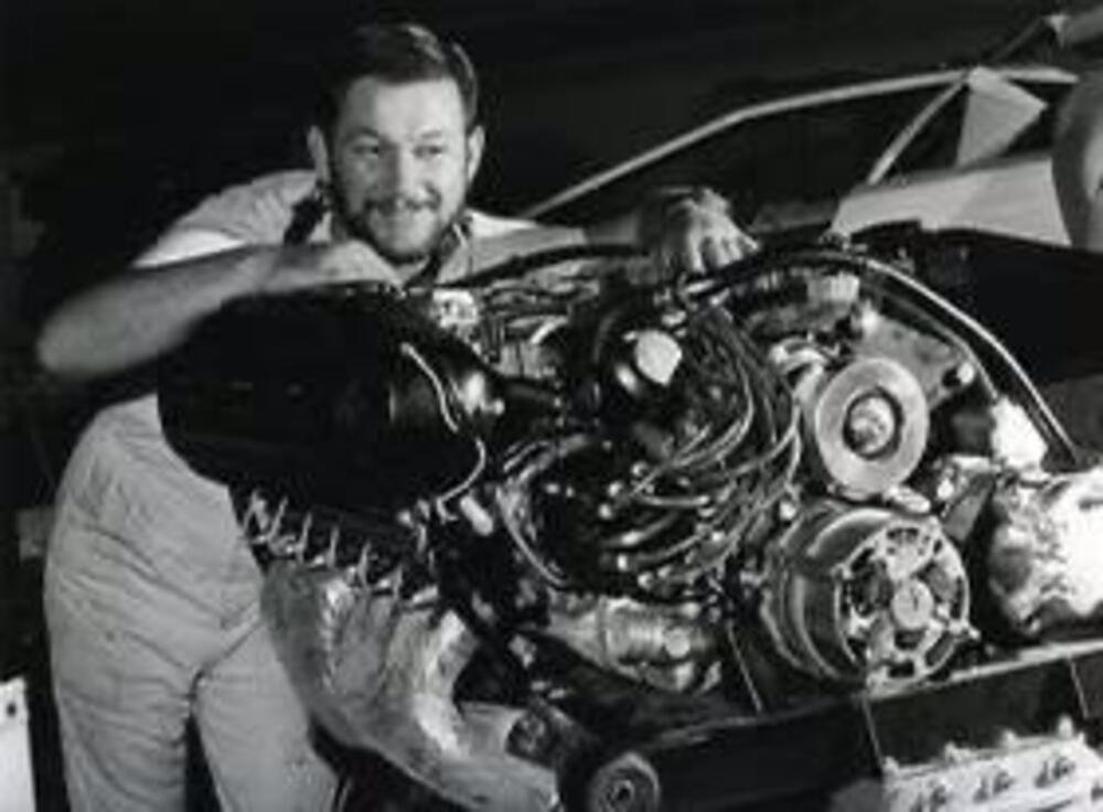 Valentino Balboni con un vecchio motore Lamborghini &quot;vero&quot; dove i cilindri erano sempre tanti, possibilmente 12