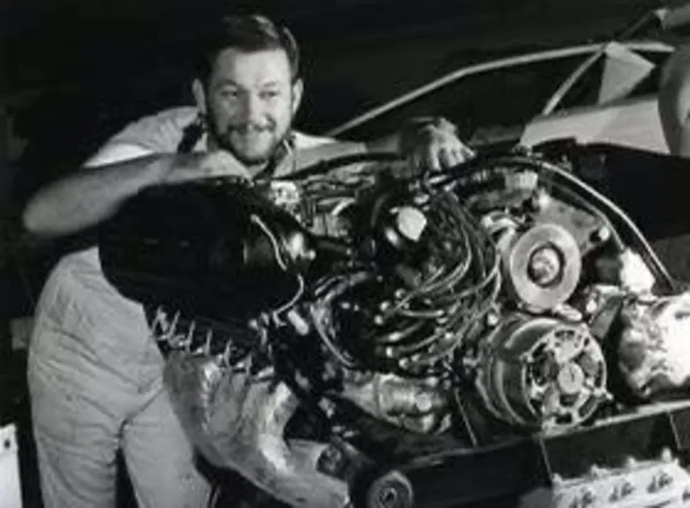 Valentino Balboni con un vecchio motore Lamborghini "vero" dove i cilindri erano sempre tanti, possibilmente 12