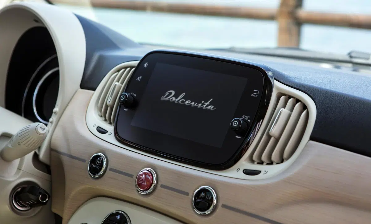 Fiat 500 Cabrio 1.0 Hybrid Club (11)