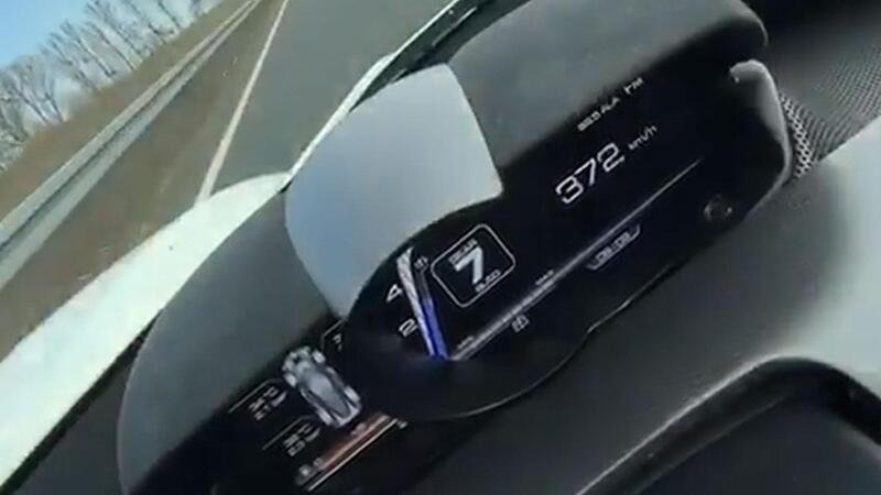 A 372 km/h in autobahn con una LaFerrari. L&#039;accelerazione &egrave; impressionante [VIDEO]