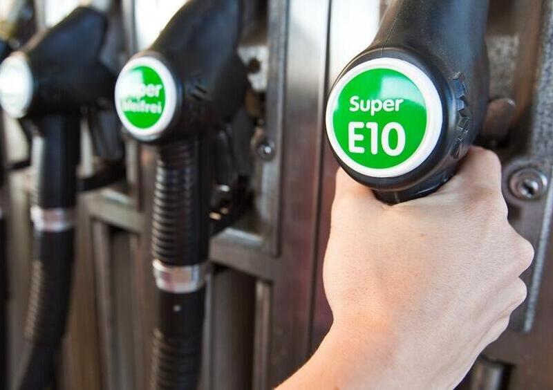 UK: addio benzina E5, arriva la E10, auto circolanti a rischio?