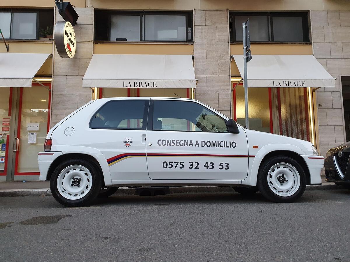 Consegna a domicilio con una Peugeot 106 Rallye succede ad