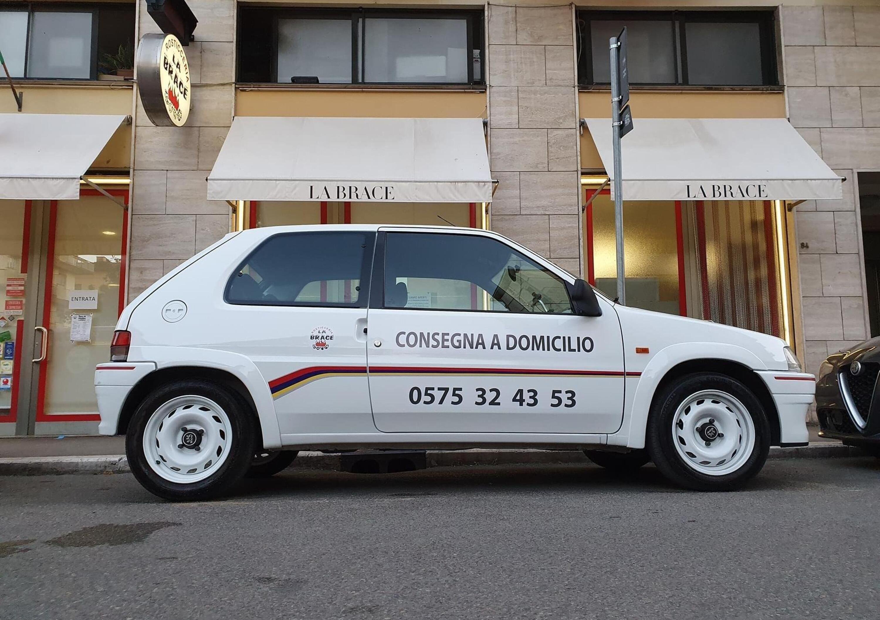 Consegna a domicilio con una Peugeot 106 Rallye: succede ad Arezzo