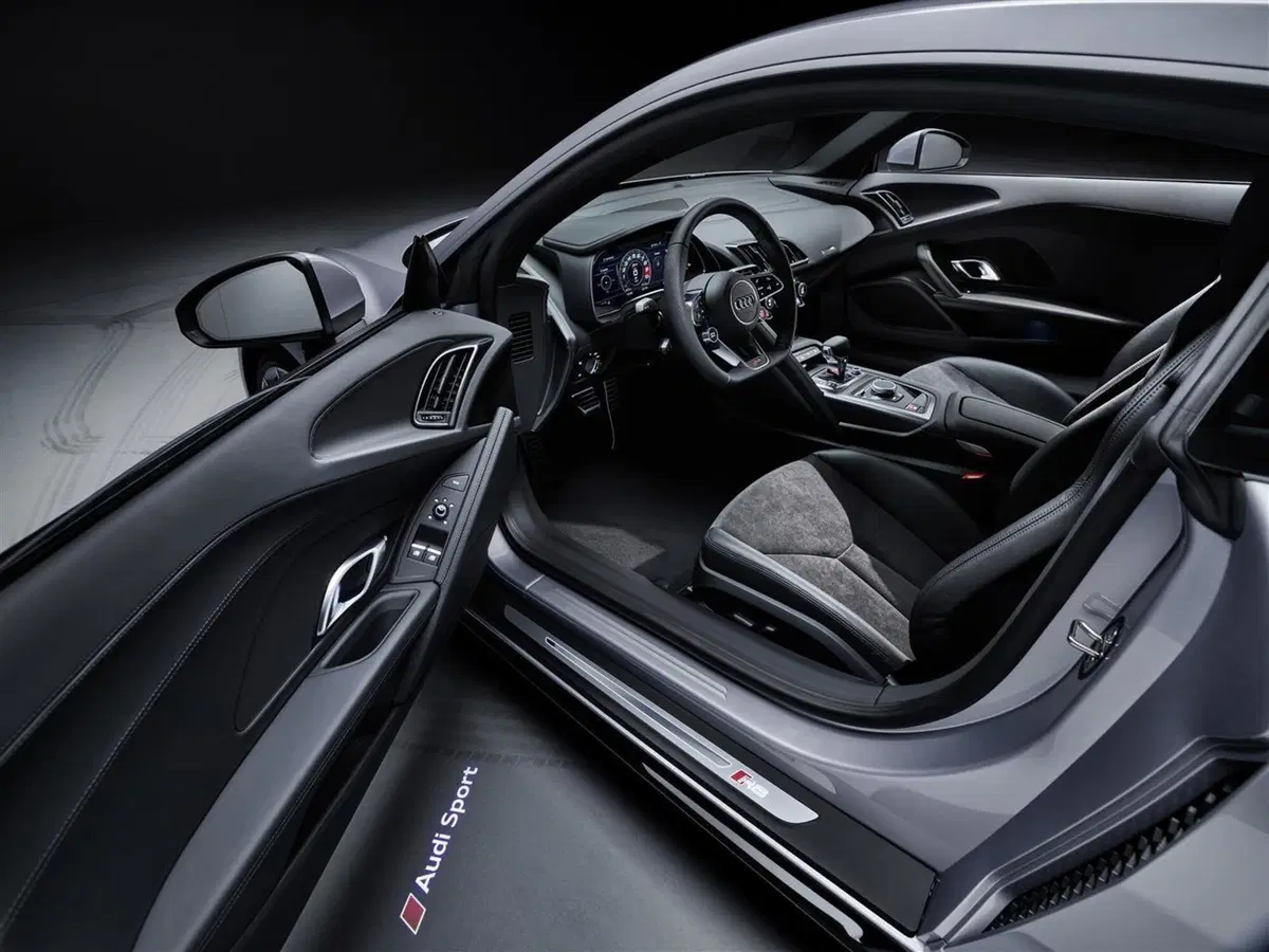 Audi R8 RWD restyling: prezzi da 154.750 euro (8)