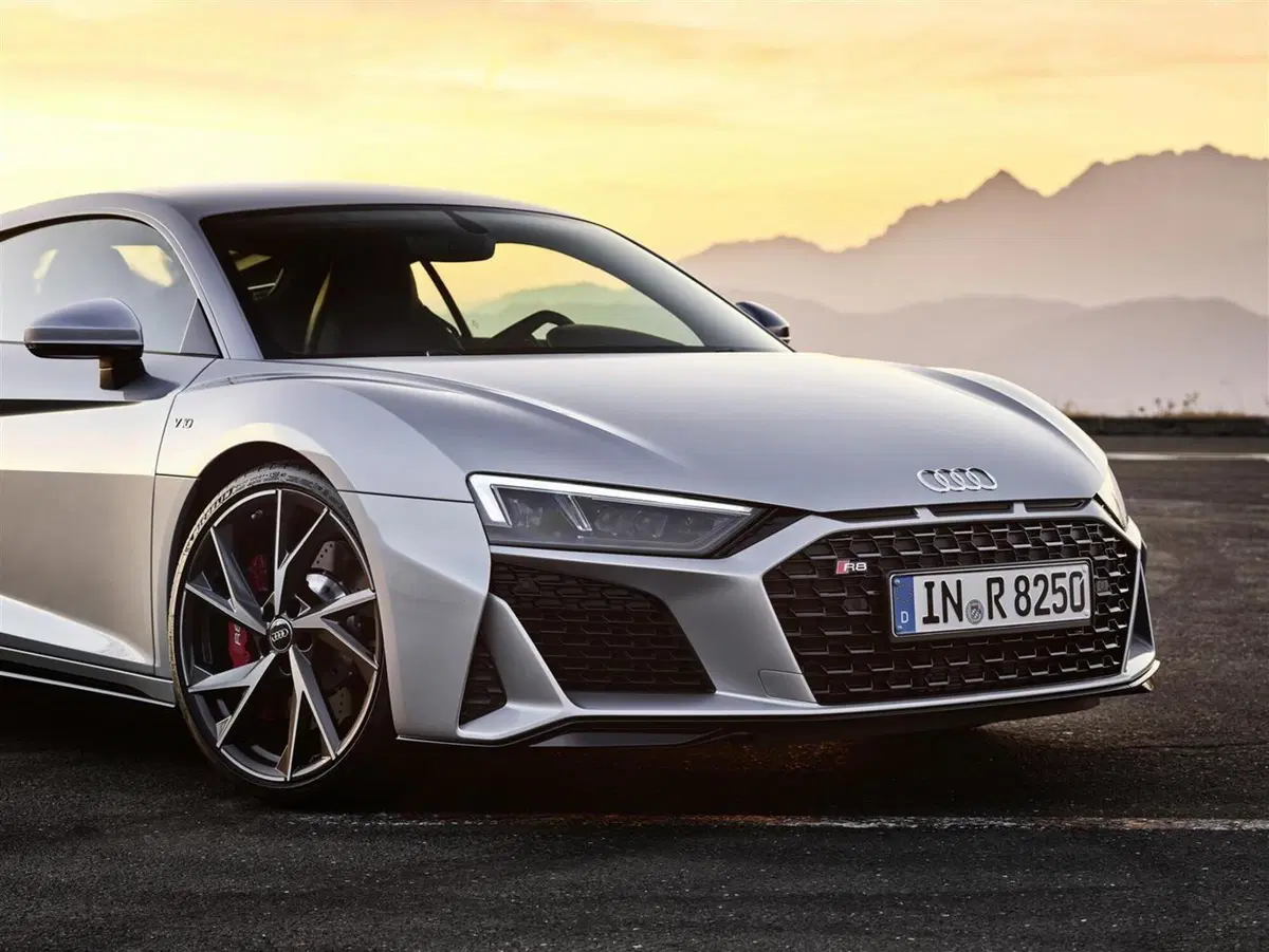Audi R8 RWD restyling: prezzi da 154.750 euro (11)