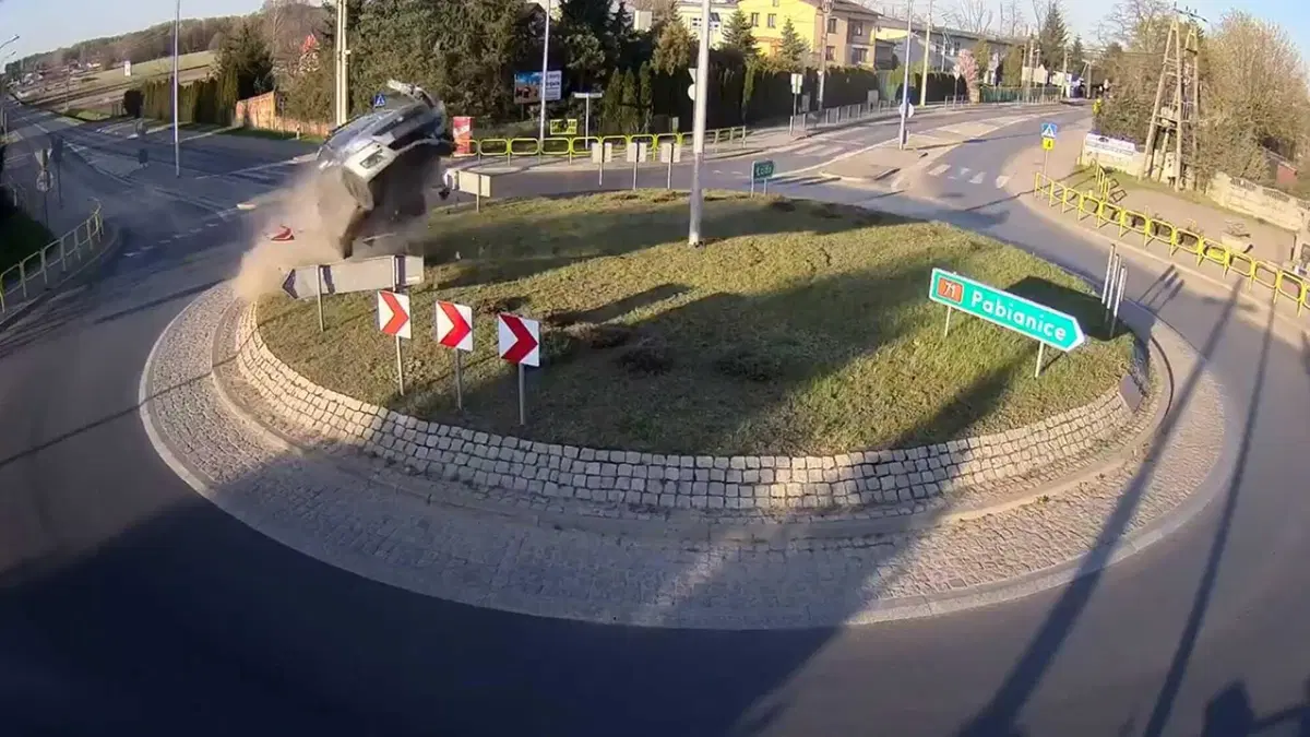 Suzuki Swift DECOLLA in rotatoria: l'incredibile incidente in Polonia  (2)