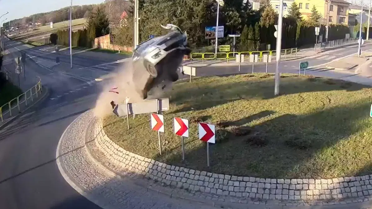 Suzuki Swift DECOLLA in rotatoria: l'incredibile incidente in Polonia  (3)