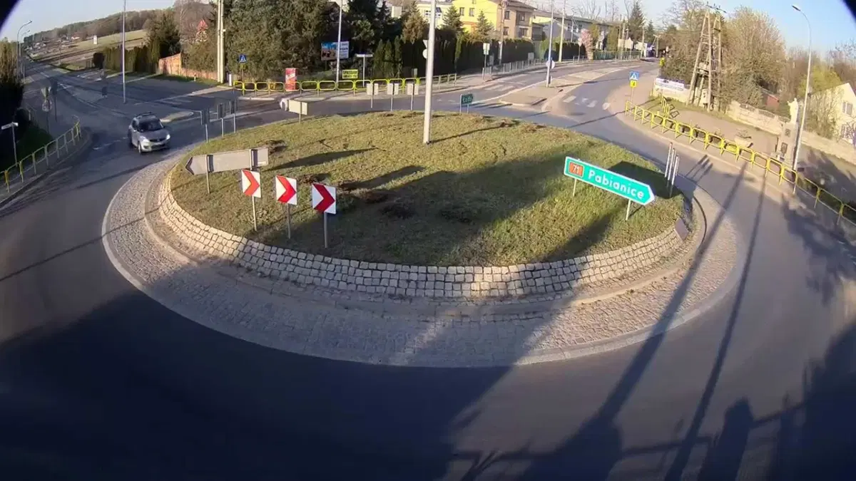 Suzuki Swift DECOLLA in rotatoria: l'incredibile incidente in Polonia 