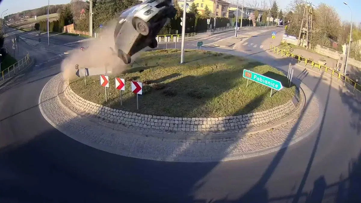 Suzuki Swift DECOLLA in rotatoria: l'incredibile incidente in Polonia  (4)