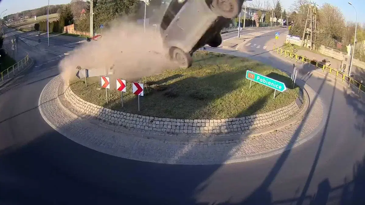 Suzuki Swift DECOLLA in rotatoria: l'incredibile incidente in Polonia  (5)