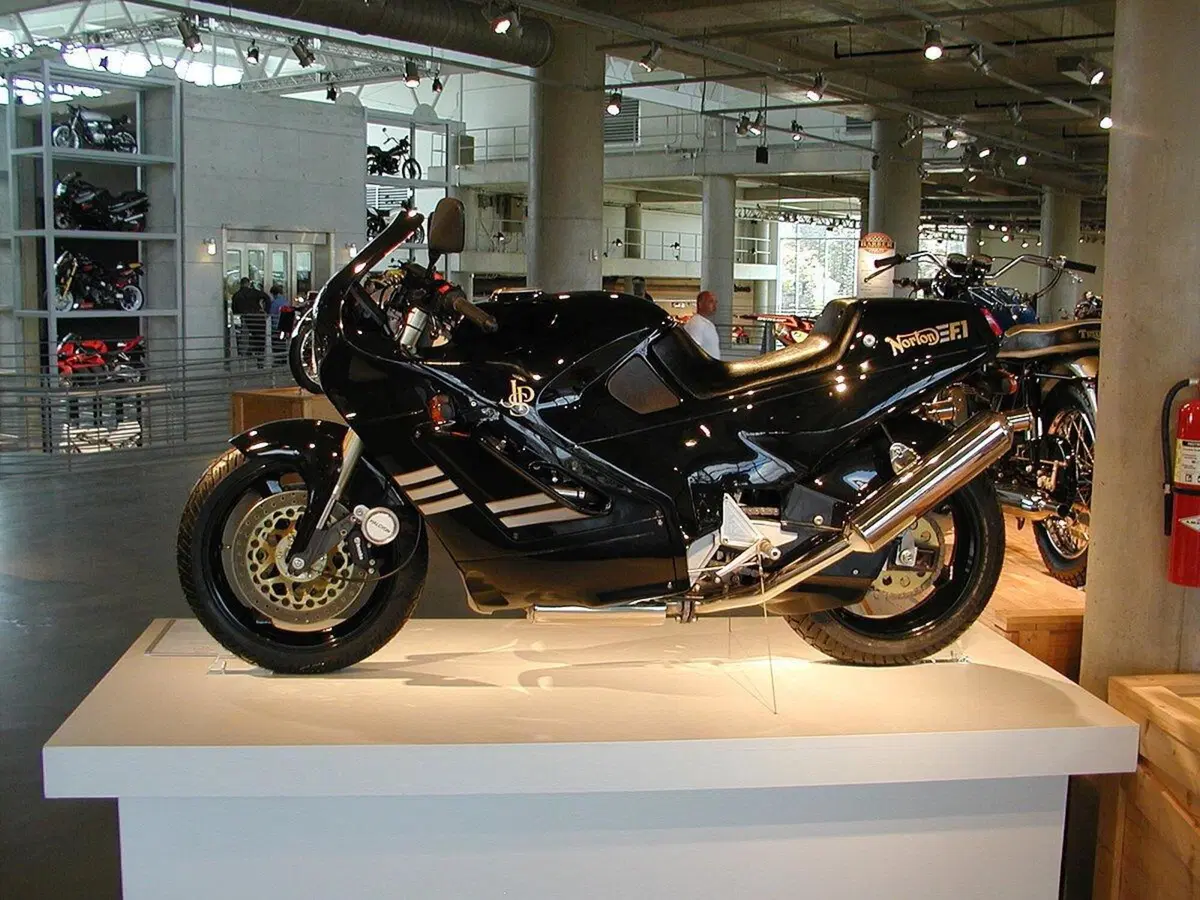 Il mito Lotus F1 di Chapman nei colori JPS anche sulle due ruote? Ovviamente british: Norton F1 con motore Wankel! (8)