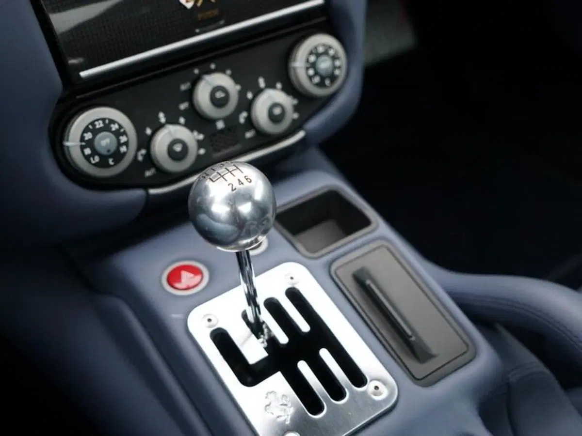In vendita: una rara Ferrari 599 GTB manuale a 350.000€ (2)