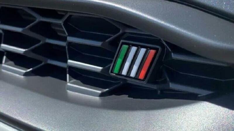 Quel marchio sul cofano, che potrebbe esser tricolore: il logo Fiat ritorna a quattro barre in verde bianco e rosso?