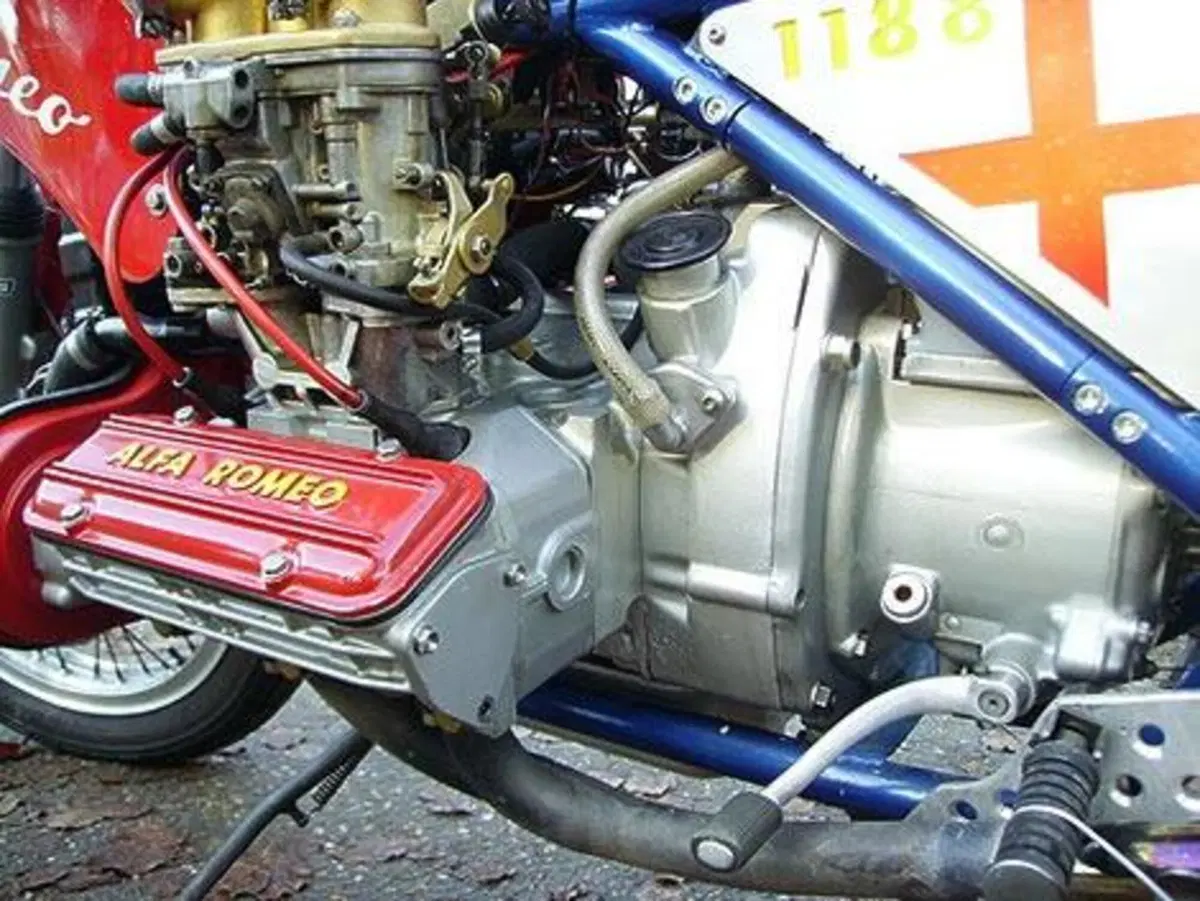 Alfa-moto-Romeo, Alfetto: il boxer 4 cilindri sulle due ruote [video] (2)