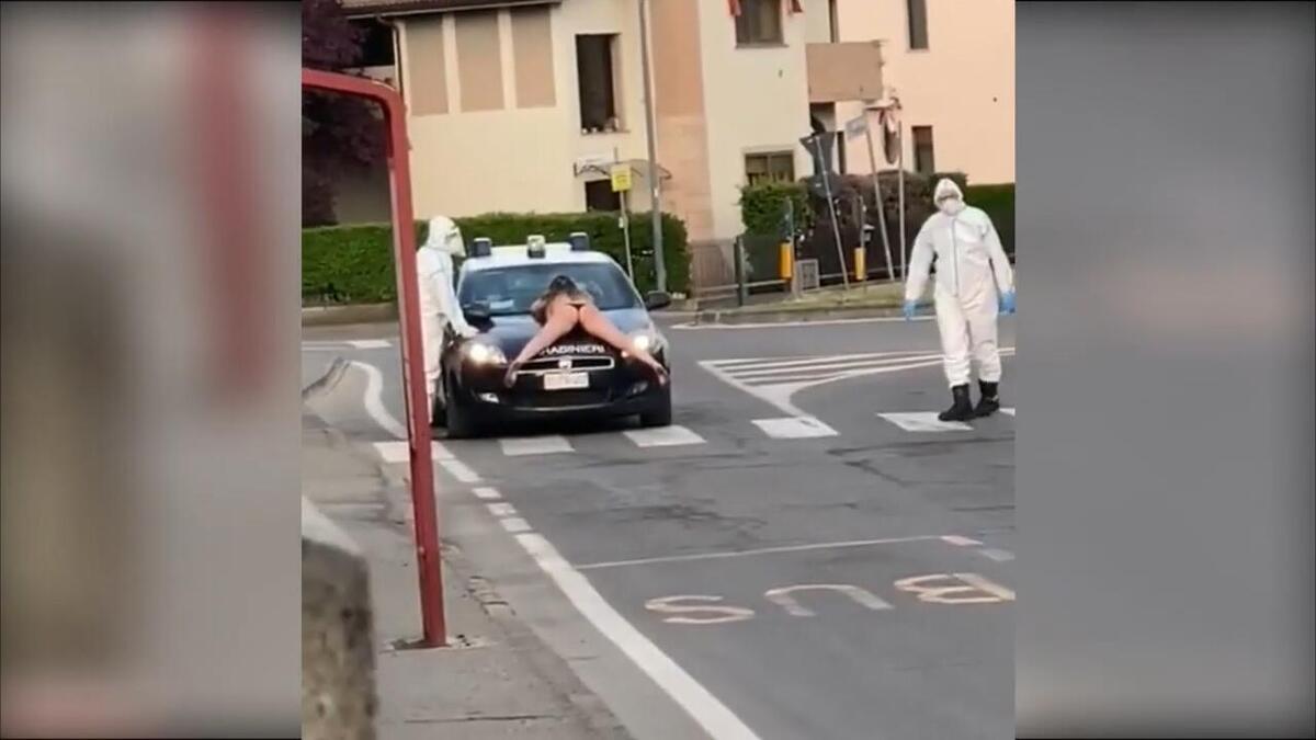 Donna nuda sul cofano dei Carabinieri. Così, in preda al delirio, a  Borgotrebbia [VIDEO] - News - Automoto.it