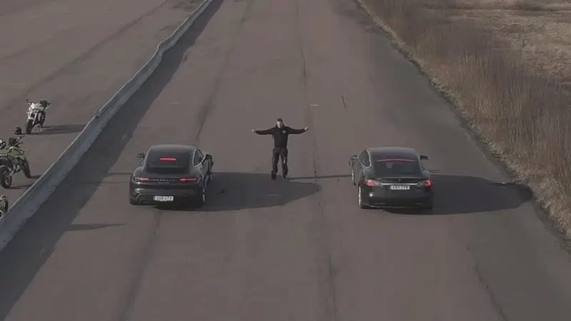 Drag Race: Tesla Model S LR vs Porsche Taycan Turbo [VIDEO]
