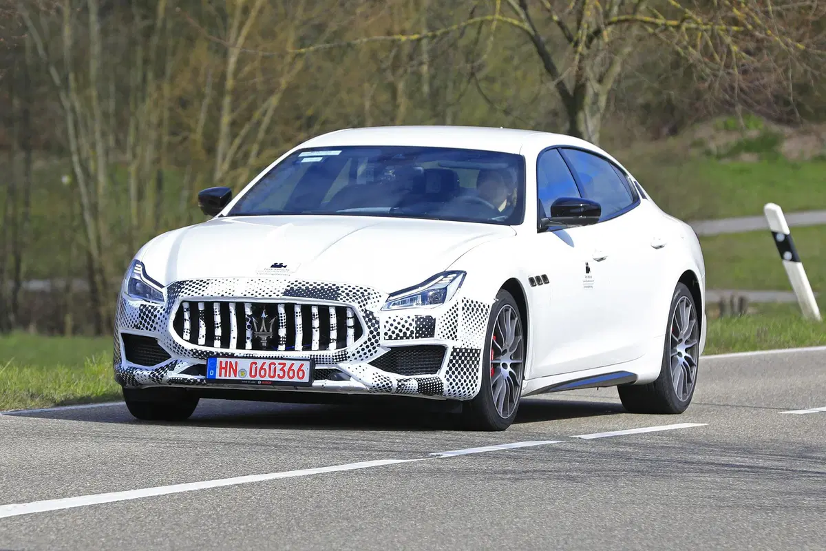 Maserati Quattroporte restyling, le foto spia (2)