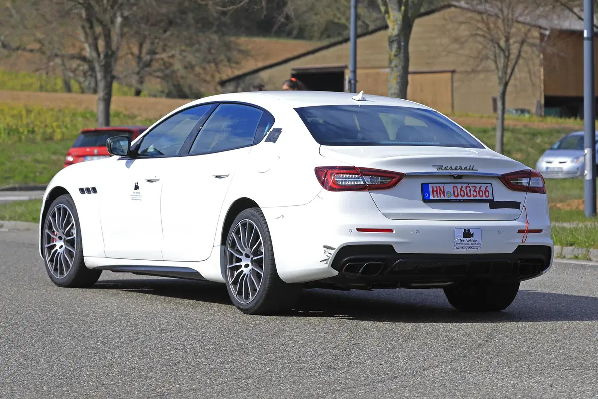 Maserati Quattroporte restyling, le foto spia (9)