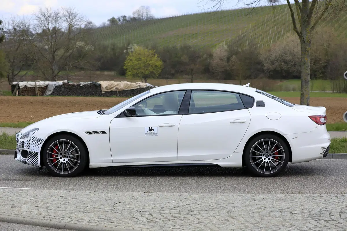 Maserati Quattroporte restyling, le foto spia (14)