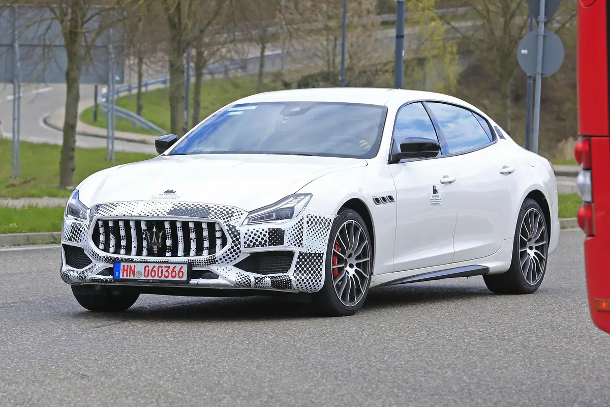 Maserati Quattroporte restyling, le foto spia (15)