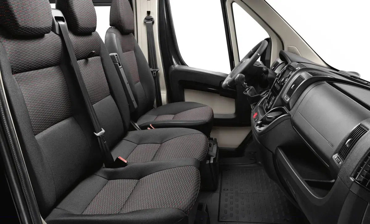 Peugeot Boxer Furgone 335 2.2 BlueHDi 140 S&S PM-TM Furgone Vetrato (9)