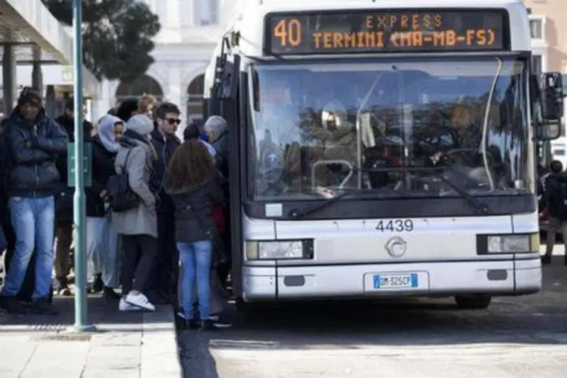 Difficilmente assisteremo presto nuovamente a scene come questa: secondo Asstra sar&agrave; fondamentale regolare l'accesso a bordo per garantire la sicurezza di operatori e utenti