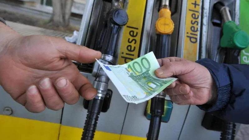 Il petrolio crolla, la benzina no: ecco perch&eacute;