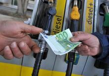 Il petrolio crolla, la benzina no: ecco perché