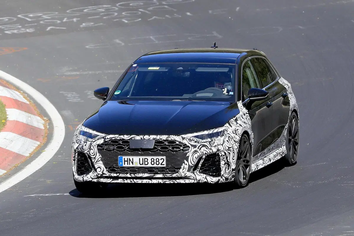 Nuova Audi RS3 Sportback: eccola quasi senza veli [Foto spia] (2)