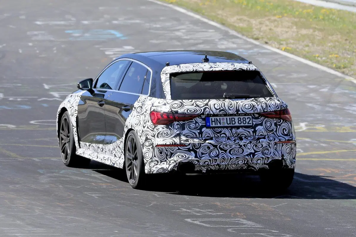 Nuova Audi RS3 Sportback: eccola quasi senza veli [Foto spia] (10)