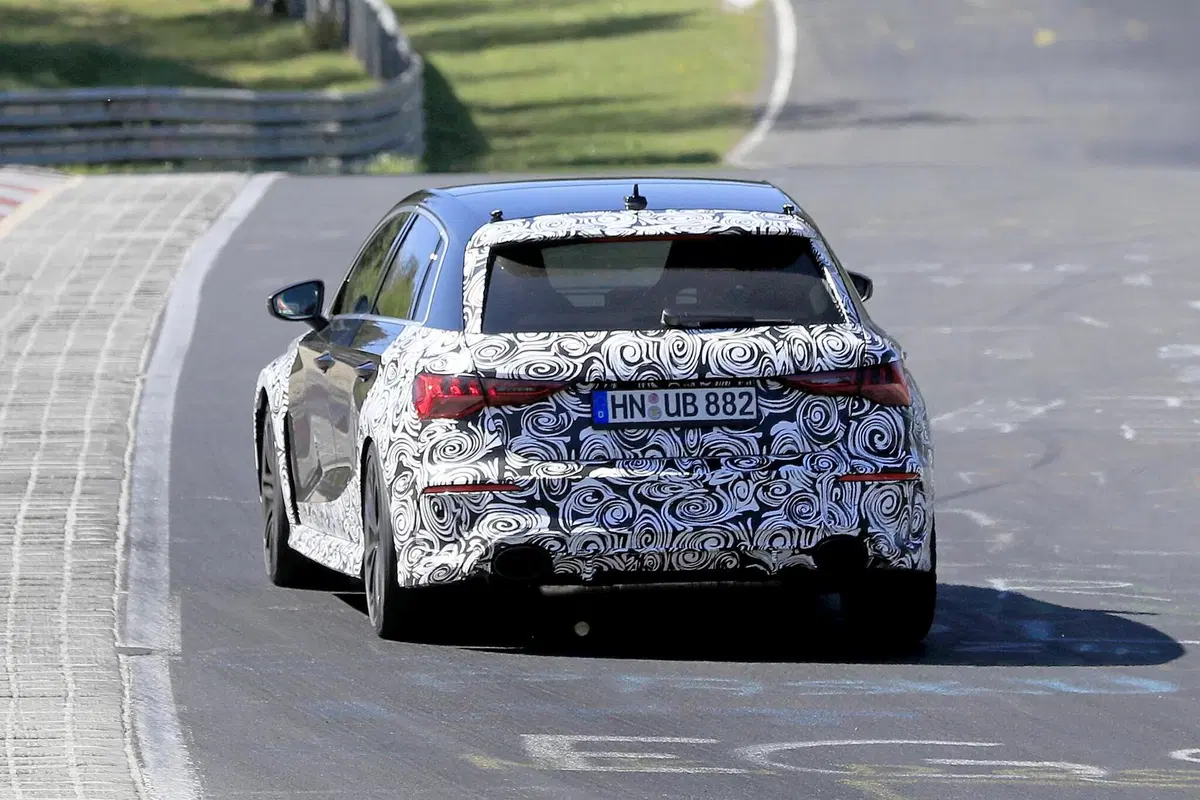Nuova Audi RS3 Sportback: eccola quasi senza veli [Foto spia] (11)