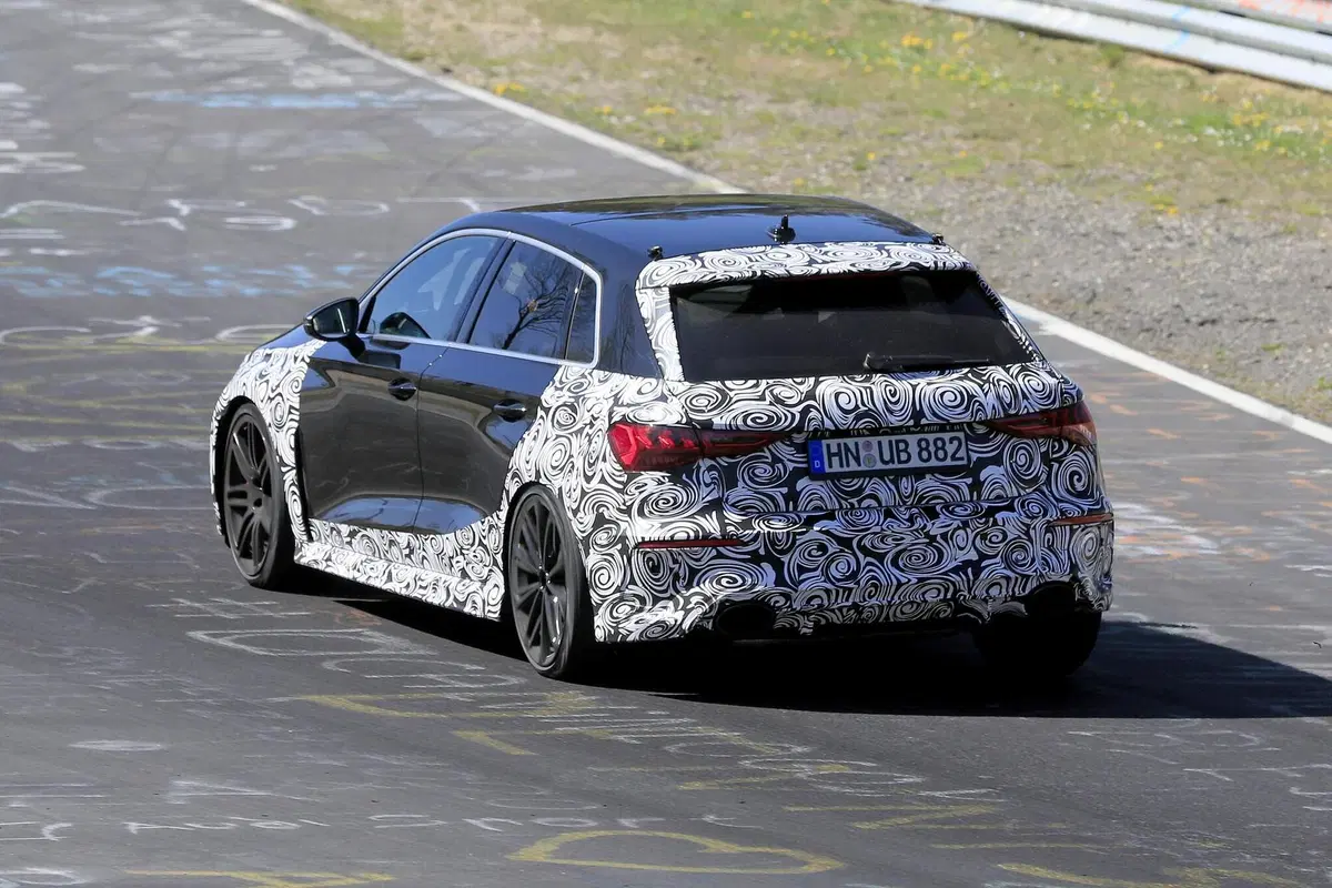 Nuova Audi RS3 Sportback: eccola quasi senza veli [Foto spia] (9)