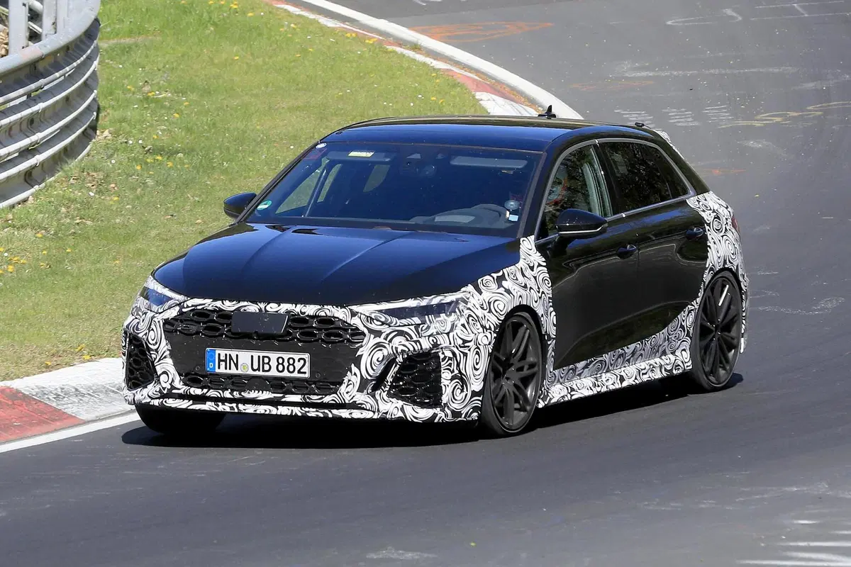 Nuova Audi RS3 Sportback: eccola quasi senza veli [Foto spia] (3)