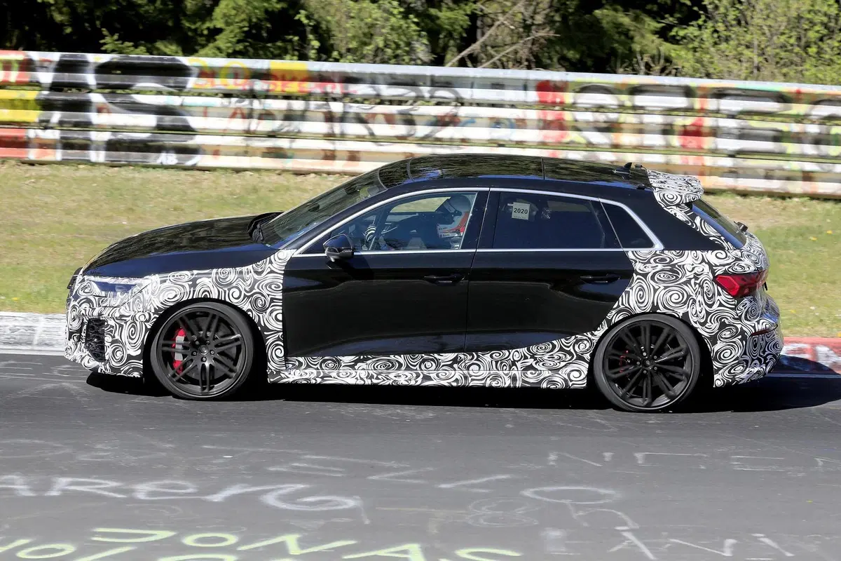Nuova Audi RS3 Sportback: eccola quasi senza veli [Foto spia] (7)