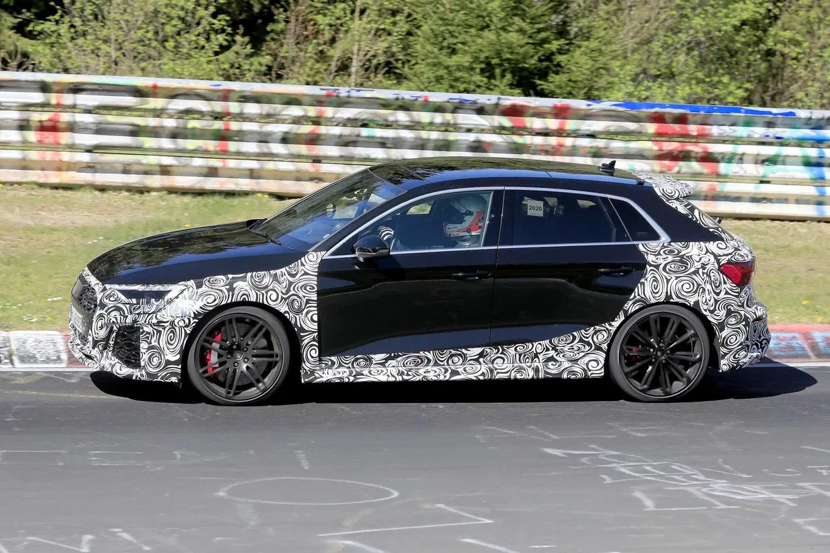 Nuova Audi RS3 Sportback: eccola quasi senza veli [Foto spia] (6)