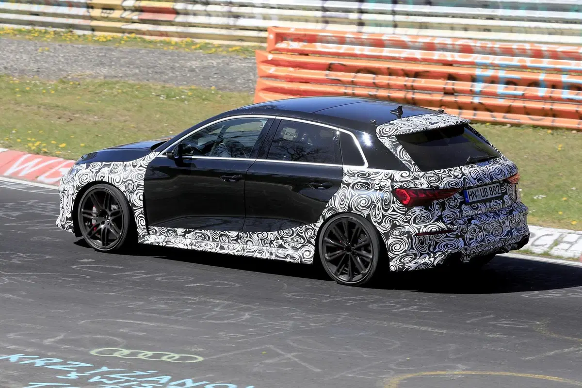 Nuova Audi RS3 Sportback: eccola quasi senza veli [Foto spia] (8)