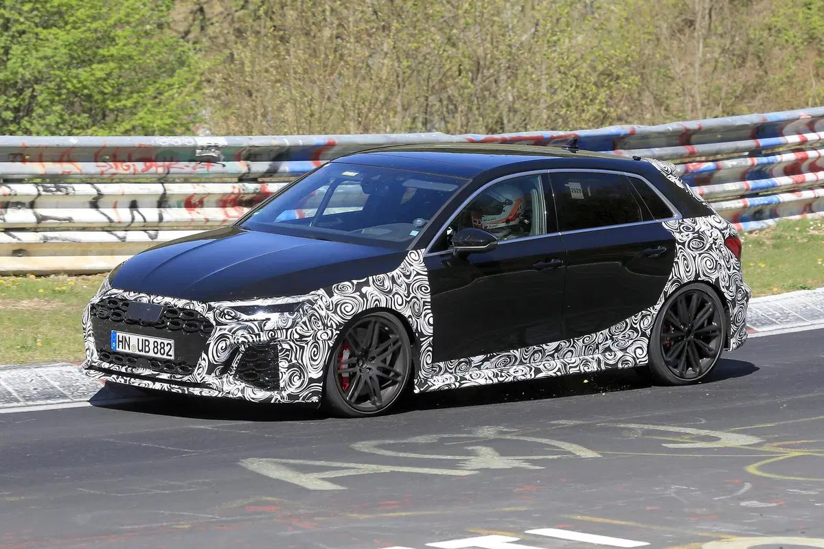 Nuova Audi RS3 Sportback: eccola quasi senza veli [Foto spia] (4)