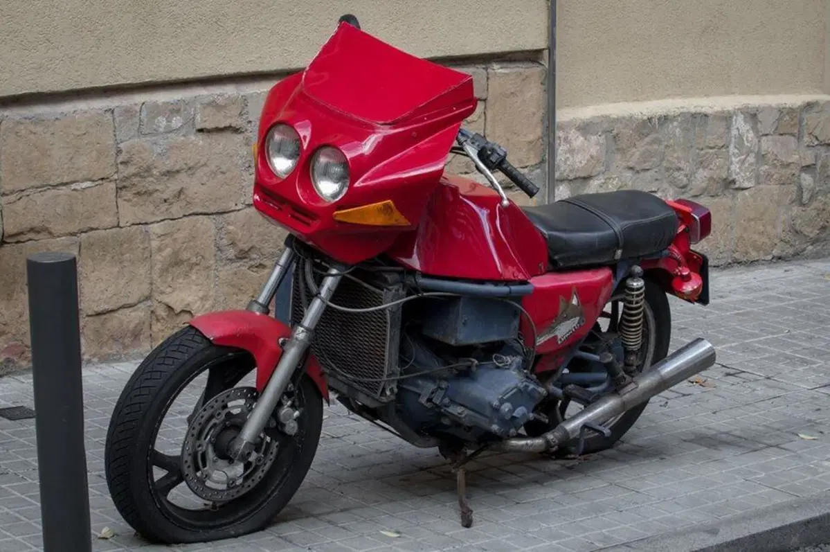 La maxi moto Fiat con motore quattro cilindri 900, Bestiale e trasferibile: dall’utilitaria più venduta in Italia [Video e Foto] (2)