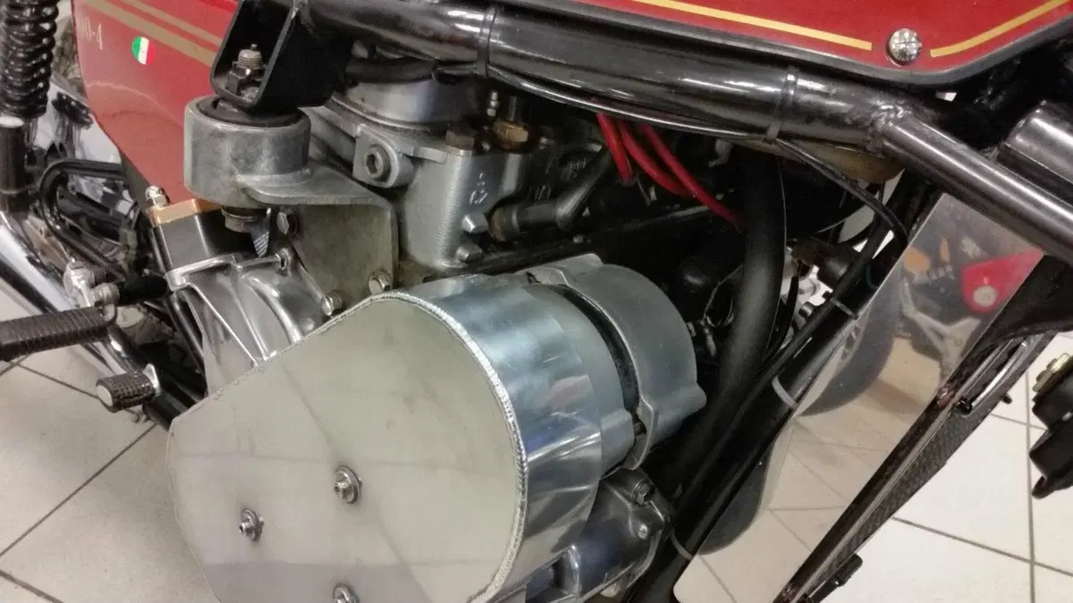 La maxi moto Fiat con motore quattro cilindri 900, Bestiale e trasferibile: dall’utilitaria più venduta in Italia [Video e Foto] (4)