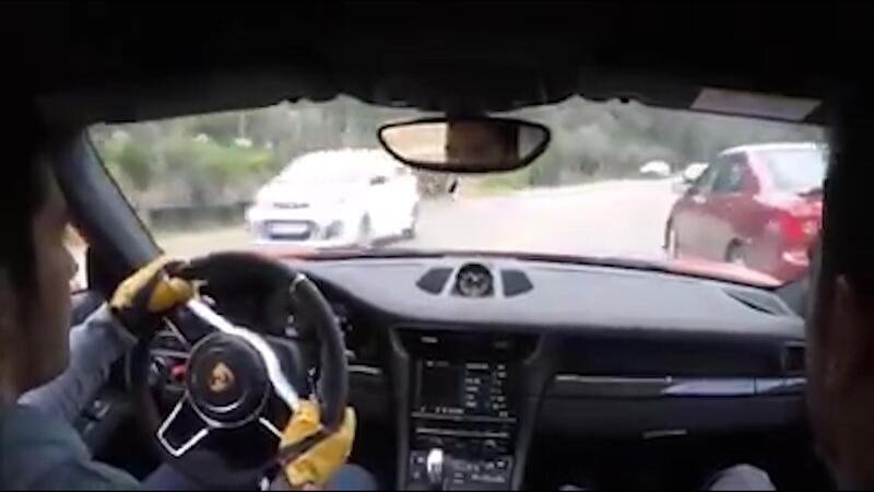 Fenomeno (da baraccone) al limite su Porsche GT3 RS: come NON si guida su strada