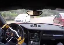 Fenomeno (da baraccone) al limite su Porsche GT3 RS: come NON si guida su strada